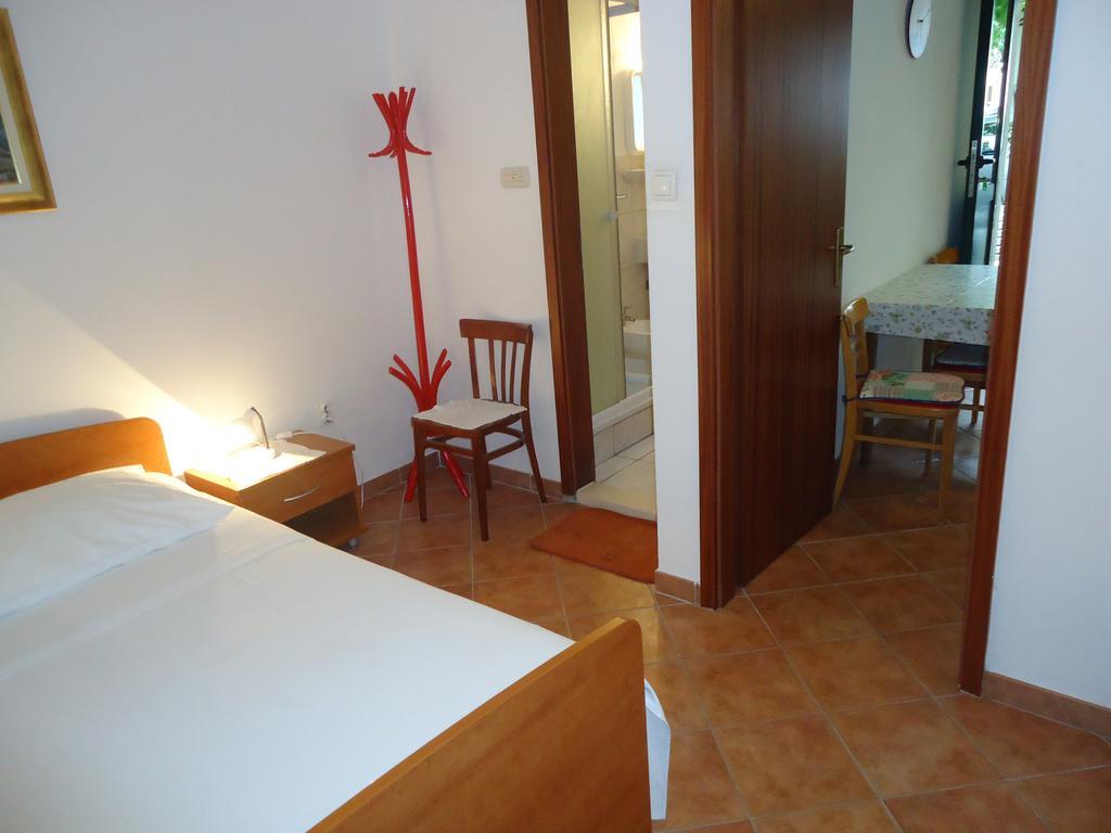 Omis Apartment On The Beach Exterior photo
