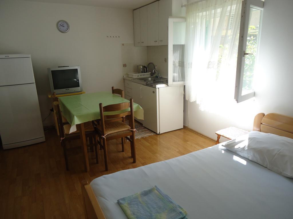 Omis Apartment On The Beach Exterior photo